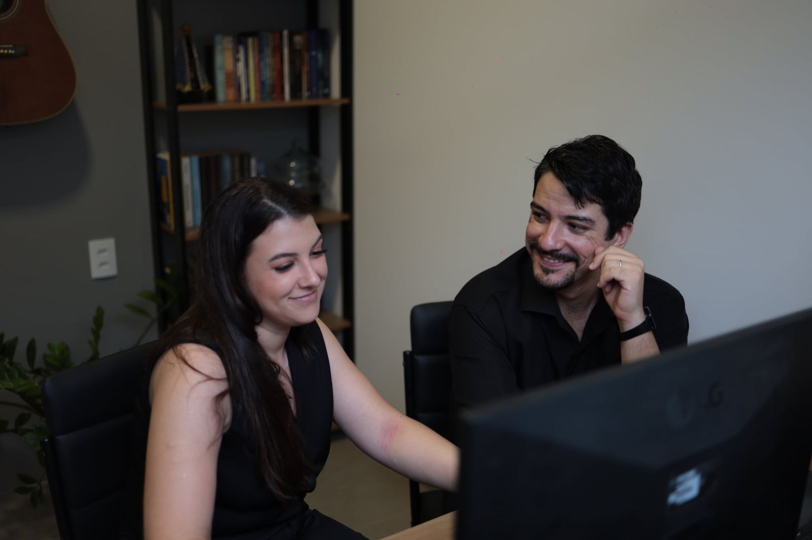 Higor e sua esposa no escritório da Triun Digital