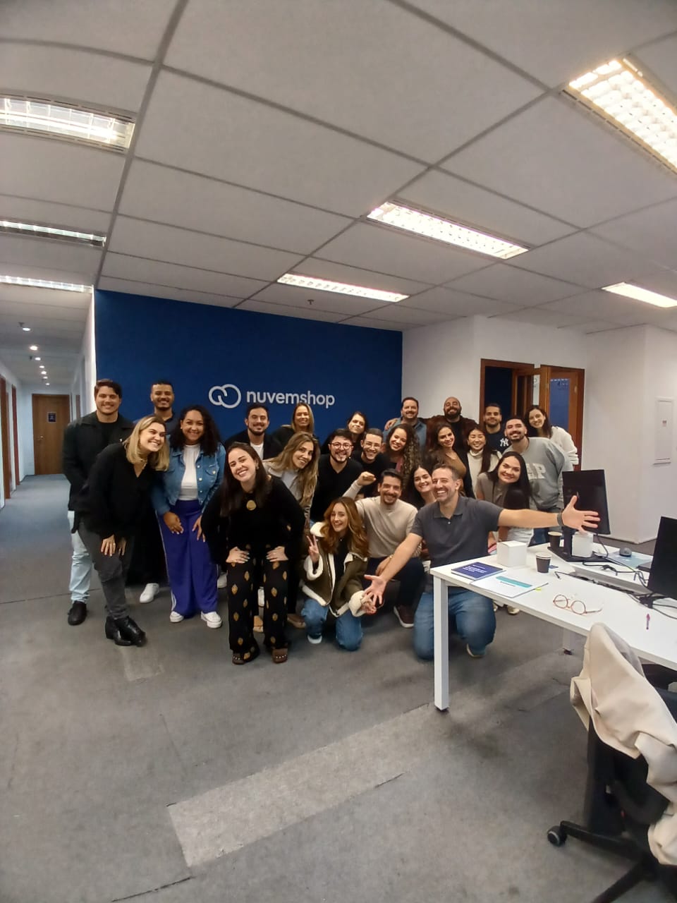 Higor com a equipe da Mil Cores Tintas